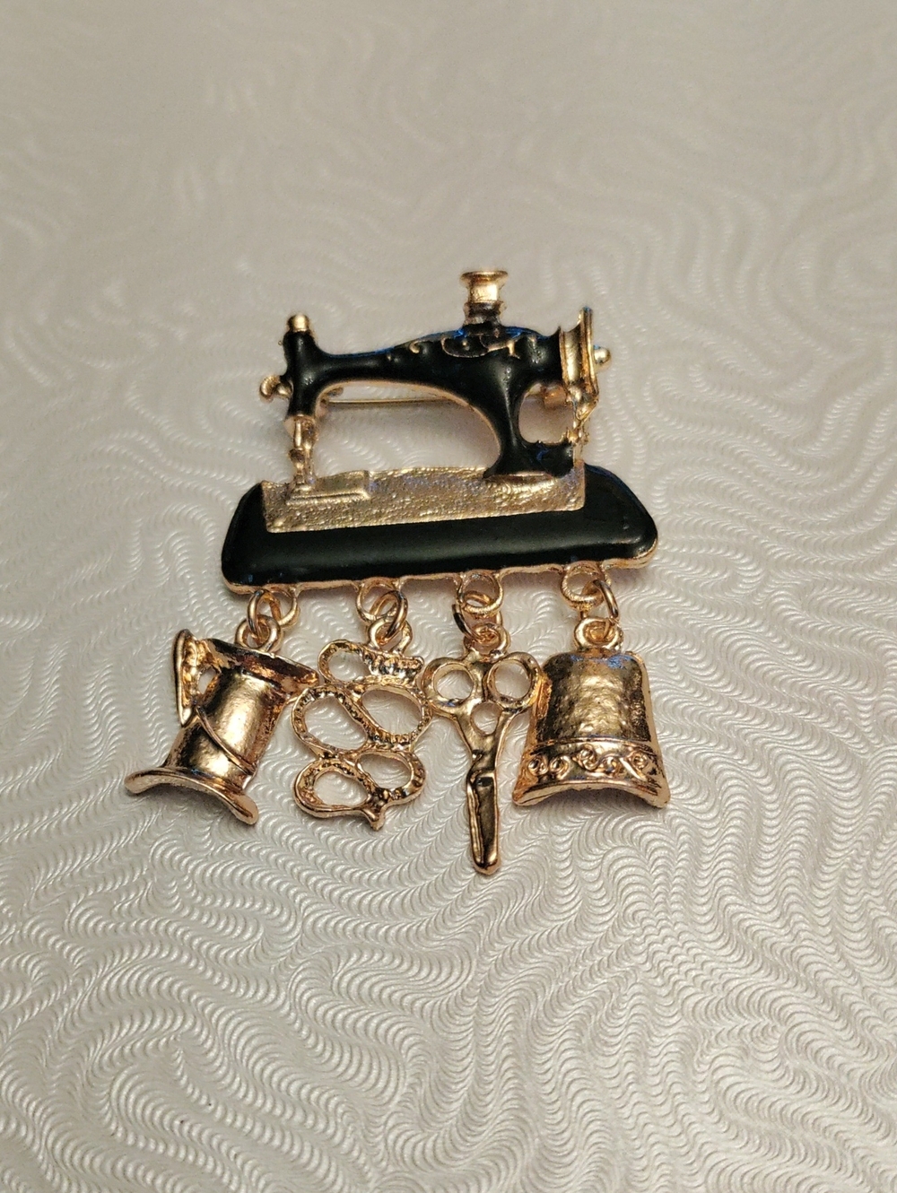 Vintage Style Sewing Machine Charm Brooch - Black and Gold